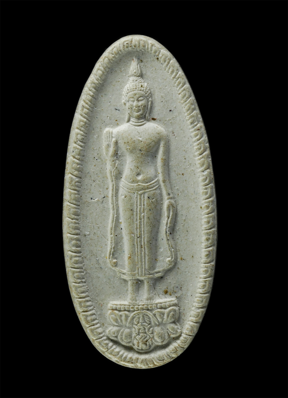 พระผงกล่องขาว17 (199)p.jpg - พระผงพระพุทธกาญจนพรสยามภูมิ พระพุทธรูปประจำวันเกิดพระบาทสมเด็จพระเจ้าอยู่หัว สร้างในวโรกาศทรงครองสิริราชสมบัติ 50 ปี พ.ศ.2539 เททองและพุทธาภิเษก ณ.อุโ [..] | https://kamulet.in.th